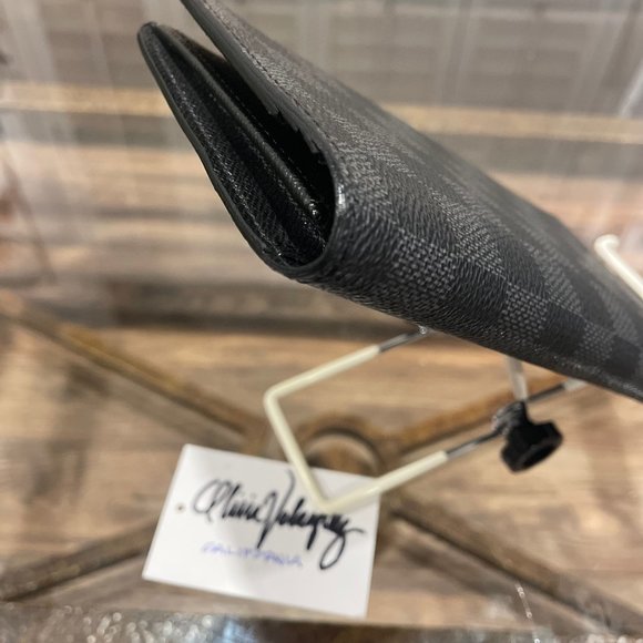 Louis Vuitton - Picture 7 of 12